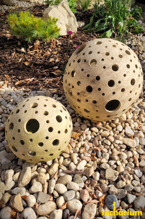 Set of decorative balls
